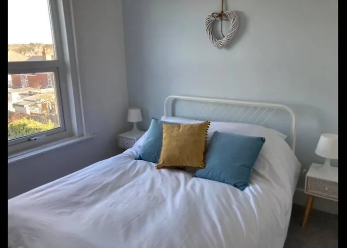No43: Versatile 4Br Coastal Home With Summer House Cowes , United Kingdom