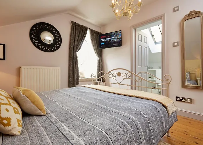 Chapel Cottage Set In A Private Courtyard In Central Location With 2 Parking Spaces
