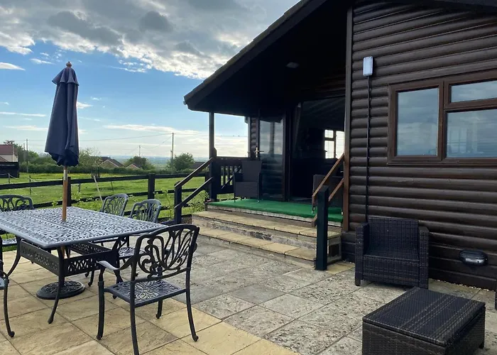 Rew Farm Country & Equestrian Accommodation - Sunrise Lodge