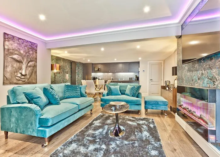 The Mews Boutique Deluxe Apartments, Sleep 2-6 People , Central Location, Free Parking