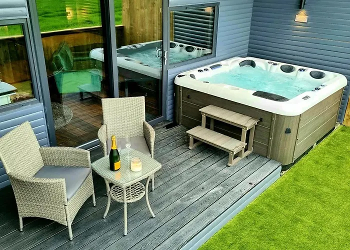 Yaseva Lodge, Stylish Country Retreat For 2, Hot Tub, Exceptional Views!