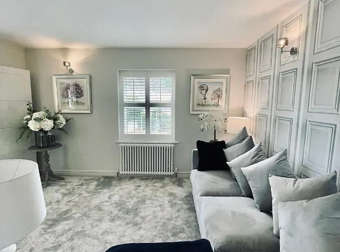 Cotswold Chic Retreats "Cloud Nine" Central Chipping Campden-Parking-Garden