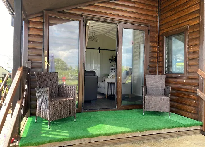 Rew Farm Country & Equestrian Accommodation - Sunrise Lodge