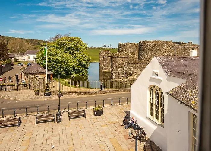Castle Court Pub & Rooms