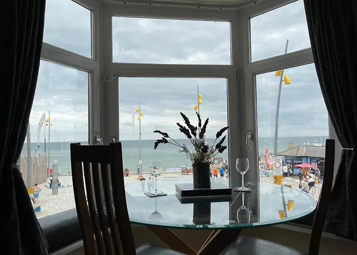 Harbour View Maisonette: Seaside Family Retreat