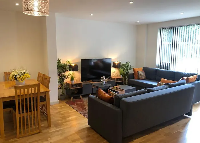 FW Haute Apartments: Queensbury Ground Floor with Wi-Fi and Parking Harrow, United Kingdom