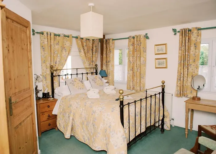 4 Lyndhurst Rd