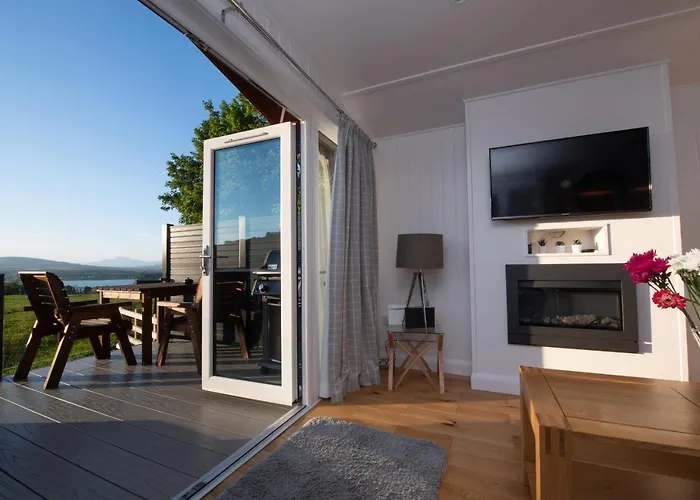 Super King Lodge-Sleeps 2-Hottub-Sea View