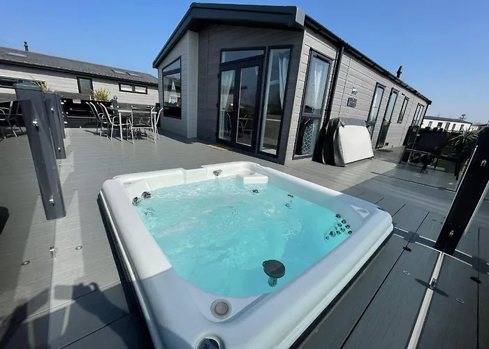 Indulgence Lakeside Lodge: Hot Tub & Private Fishing at Tattershall Lakes