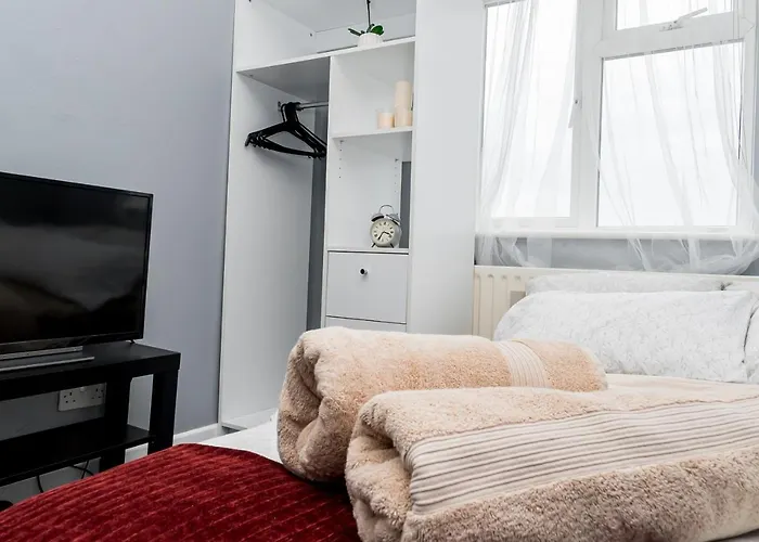 Shirley House 2, Self Catering Guest House, Self Check In, Smart Locks, 10 Min Walk To Southampton General, Aspire And Princess Anne Hospitals, Access To Fully Equipped Kitchen, Excellent Transport Links, Ideal For Longer Stays And Hospital Shifts