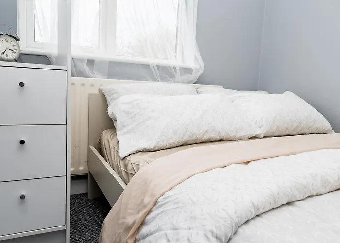 Shirley House 2, Self Catering Guest House, Self Check In, Smart Locks, 10 Min Walk To Southampton General, Aspire And Princess Anne Hospitals, Access To Fully Equipped Kitchen, Excellent Transport Links, Ideal For Longer Stays And Hospital Shifts