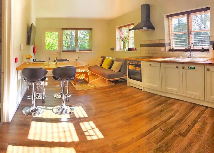 Daweswood - Luxury Cottage, Lake Access & Hot Tub Canterbury, United Kingdom