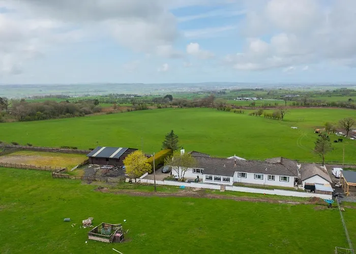 Alton Villa, Sleeps 12, Great For Families, Undercover Hotub & Games Room Newmilns, United Kingdom