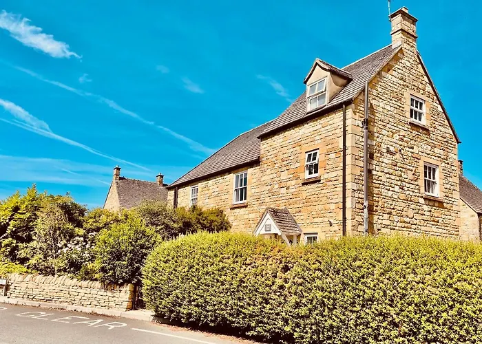 Cotswold Chic Retreats "Cloud Nine" Central Chipping Campden-Parking-Garden