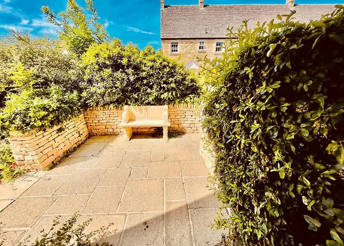 Cotswold Chic Retreats "Jacinabox" Central Chipping Campden-Parking-Garden
