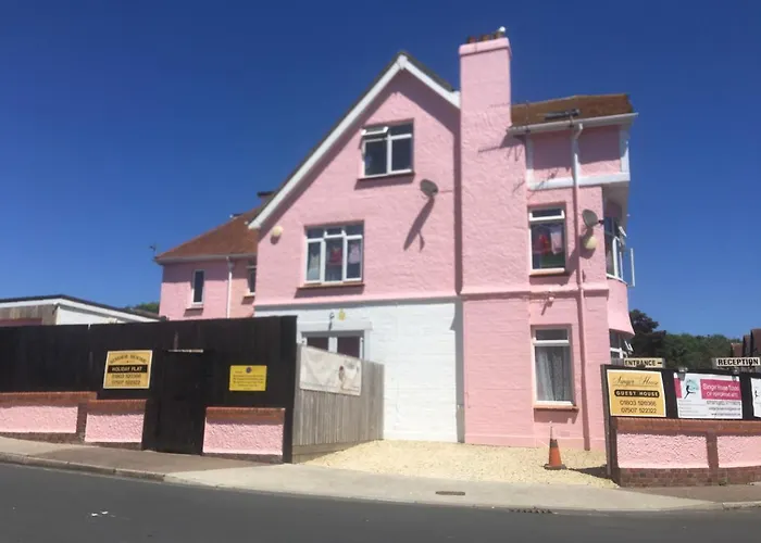 Barbie House: Beachfront Apartments with Beauty Amenities Paignton, United Kingdom