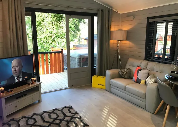 L11 - The Harlech Lodge With Hot Tub