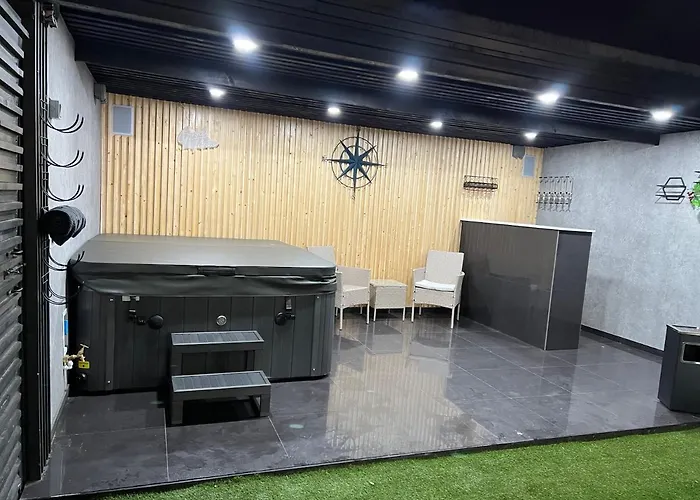 Penthouse Style Luxury 2 Bedroom House Has Hot-Tub, Extra Fees Apply Birmingham, United Kingdom
