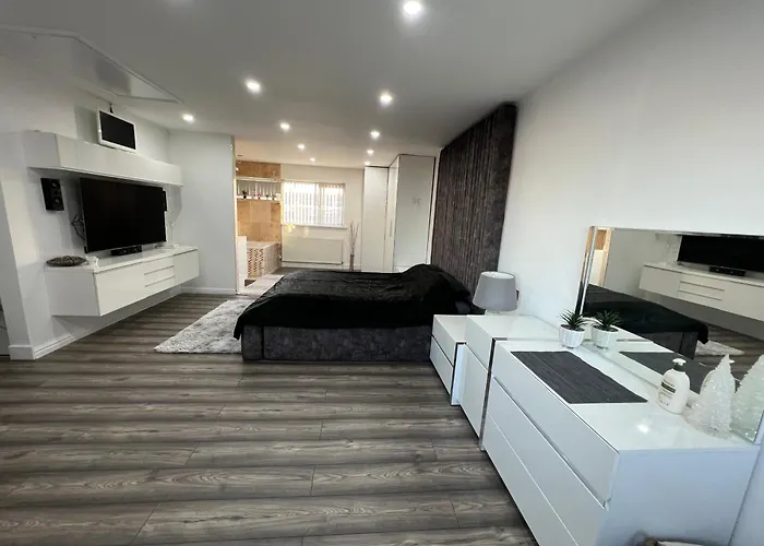 Penthouse Style Luxury 2 Bedroom House Has Hot-Tub, Extra Fees Apply