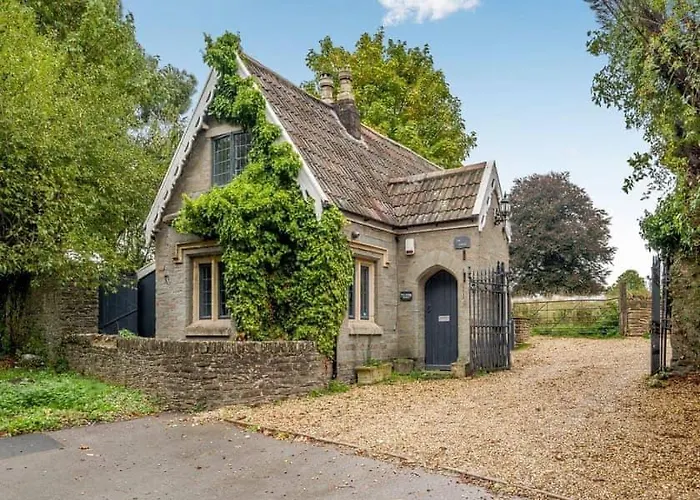 2 Bedroom Cosy Cottage With Hot Tub In Hambrook Close To Bristol City Centre, United Kingdom