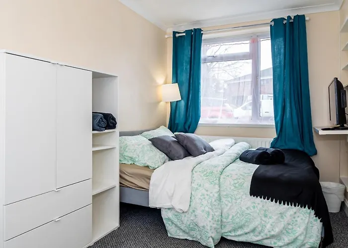 Shirley House 3: City-Center Self-Catering with Smart Check-In