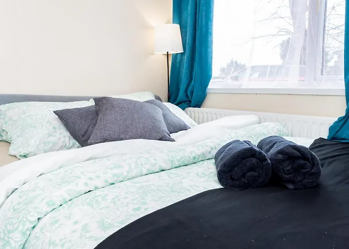Shirley House 3: City-Center Self-Catering with Smart Check-In