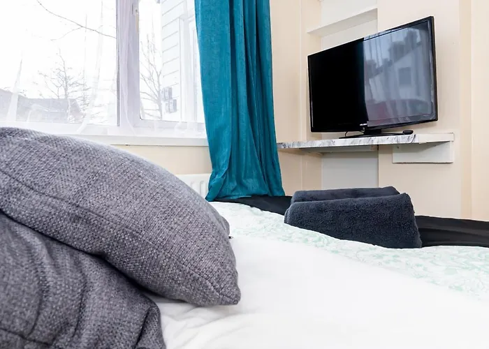Shirley House 3: City-Center Self-Catering with Smart Check-In