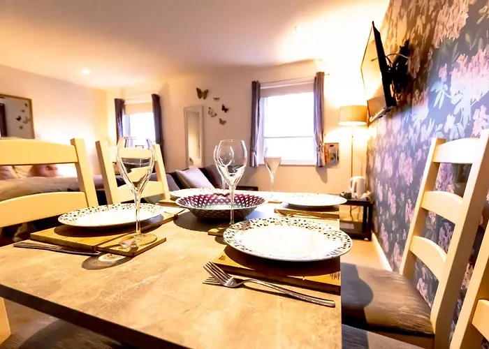 Chester City Studios With River Views And Parking By Rework Accommodation