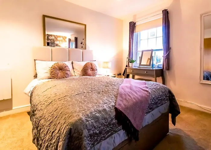 Chester City Studios With River Views And Parking By Rework Accommodation