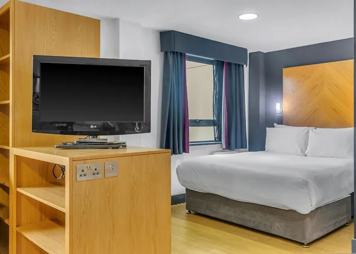 Roomzzz Leeds City West