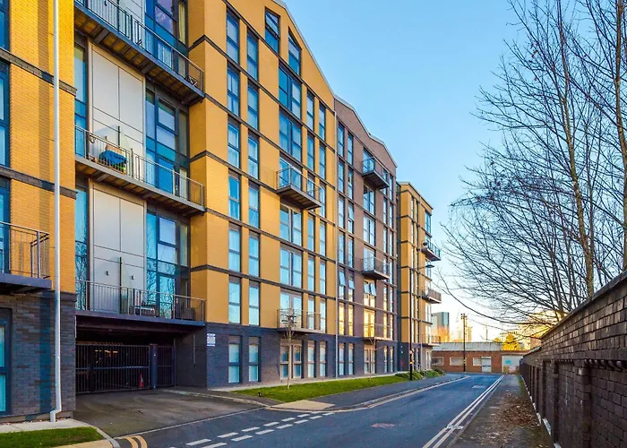 Sterling Suite: Modern City Centre Apartment by Dreamluxe