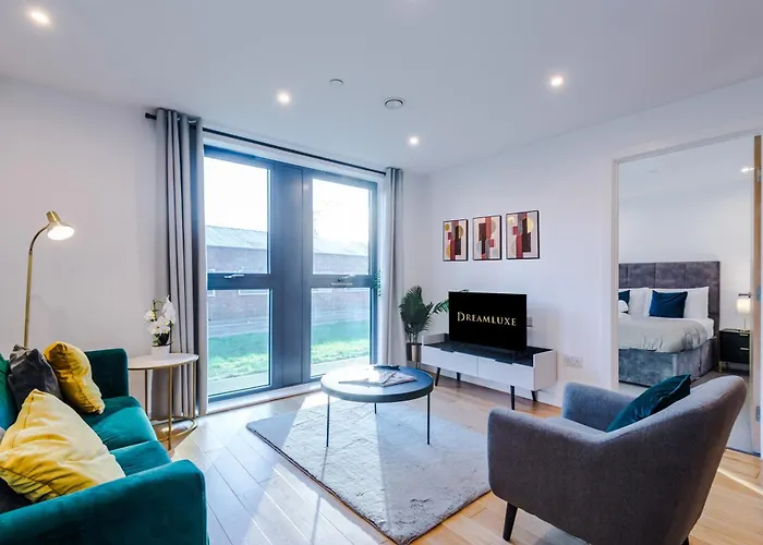 Sterling Suite: Modern City Centre Apartment by Dreamluxe