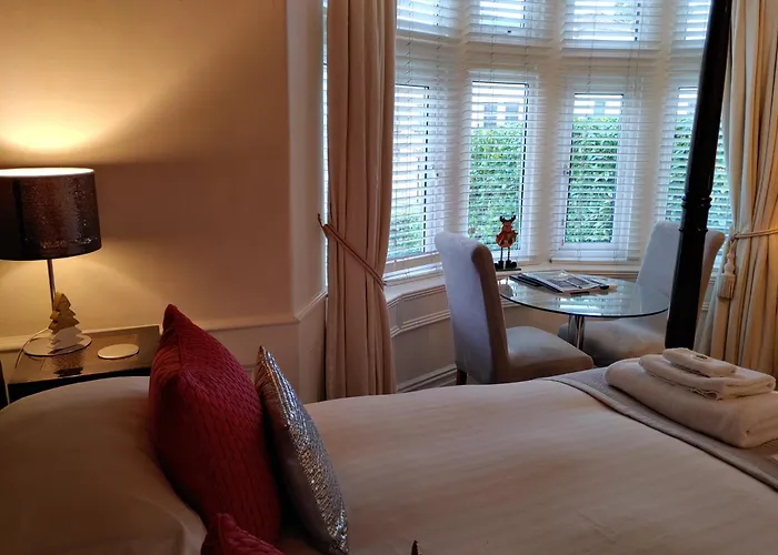 Bath House Boutique B&B - In-Room Breakfast - Free Parking