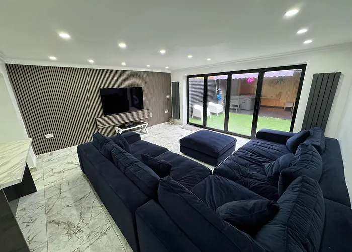 Penthouse Style Luxury 2 Bedroom House Has Hot-Tub, Extra Fees Apply