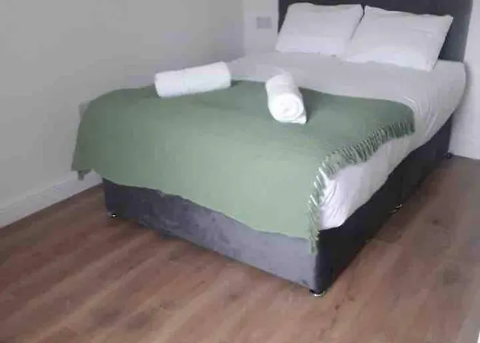 Catherine 5 Bedroom House Crewe, United Kingdom
