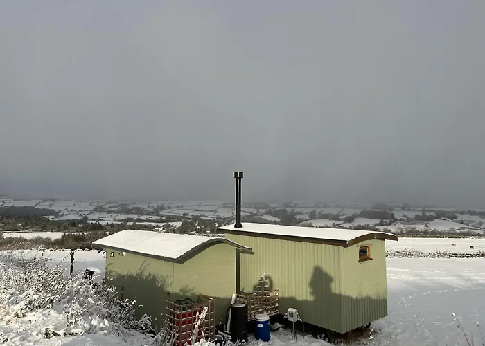 Oakley View Shepherds Hut With Hot Tub