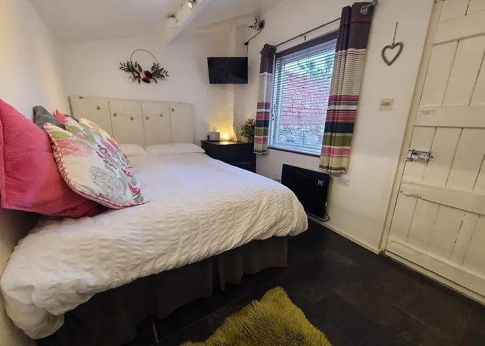 The Old Wash House: Victorian Charm Near Beach