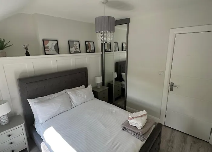 Westland Suites - Stylish, Modern, Elegant, Central Apartments