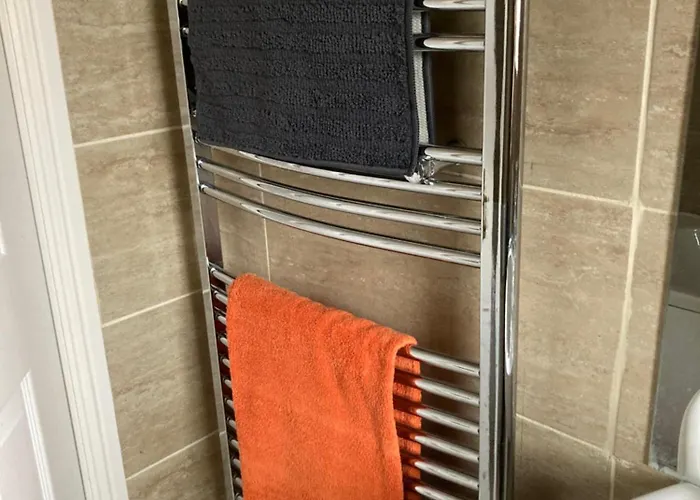 Chessington Home Stay: Family-Friendly 3-Bed Near Attractions, United Kingdom