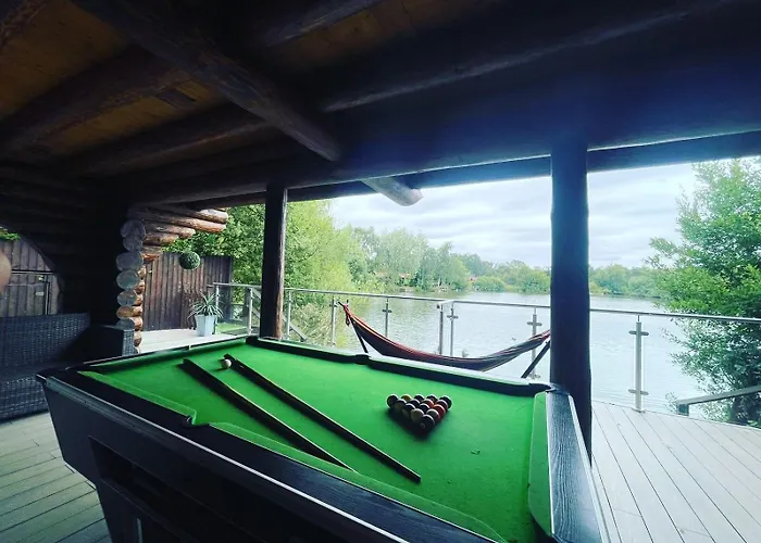 Woodpecker Log Cabin With Hot Tub, Pizza Oven Bbq Entertainment Area, Lakeside With Private Fishing Peg Situated At Tattershall Lakes
