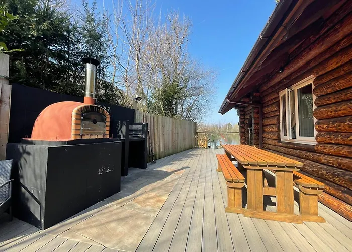 Woodpecker Log Cabin With Hot Tub, Pizza Oven Bbq Entertainment Area, Lakeside With Private Fishing Peg Situated At Tattershall Lakes