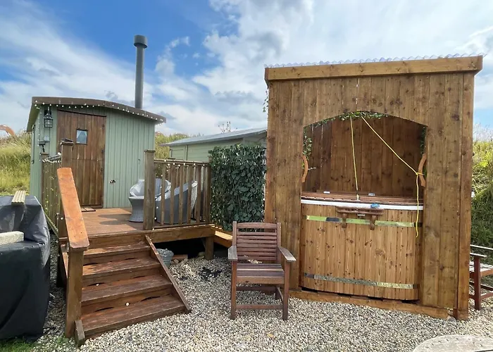 Oakley View Shepherds Hut With Hot Tub