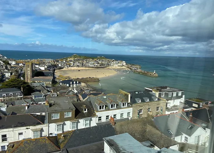 Penthouse Top Floor With Bay Views, Large Balcony & Onsite Parking