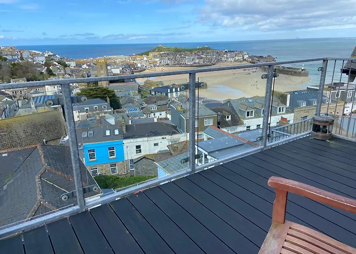 Penthouse Top Floor With Bay Views, Large Balcony & Onsite Parking