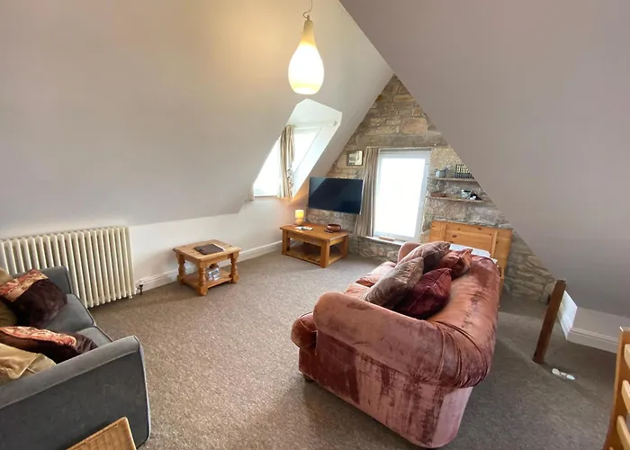 Penthouse Top Floor With Bay Views, Large Balcony & Onsite Parking