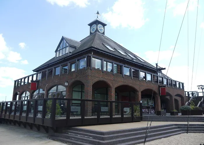 Boathouse Hotel