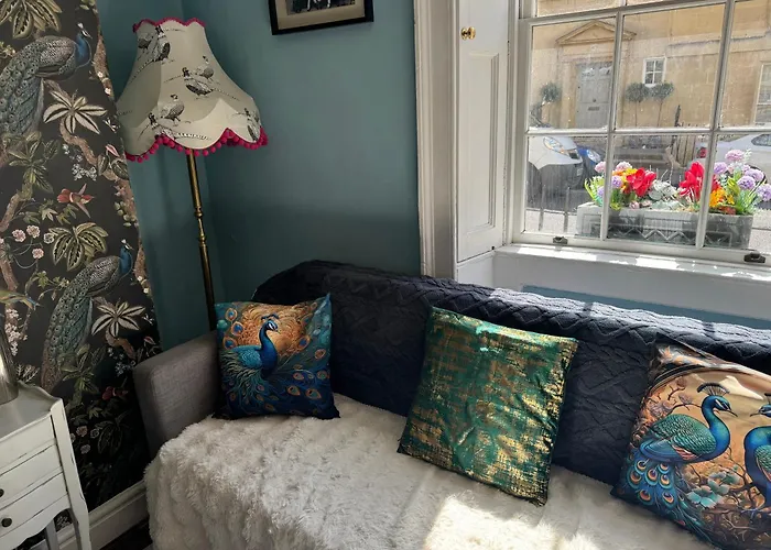 City Centre - Rivers Street, Quiet 2 Bed Ground Floor Georgian Garden Apartment