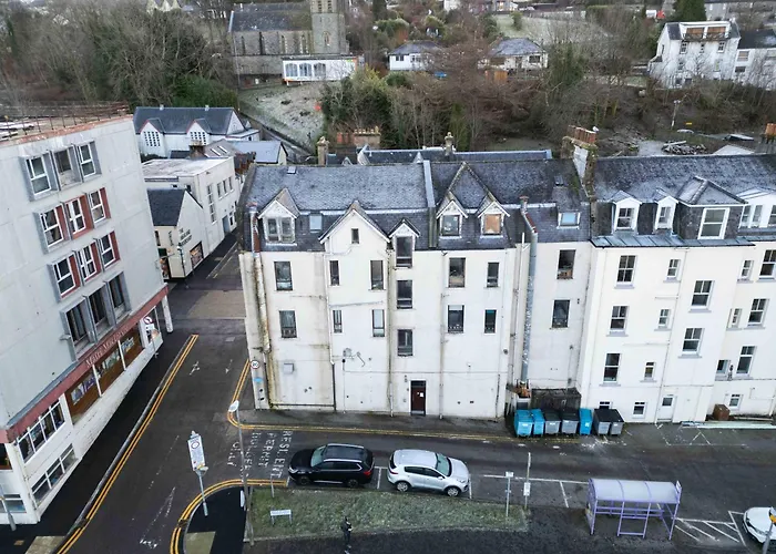 Prime Location Rooms In High Street