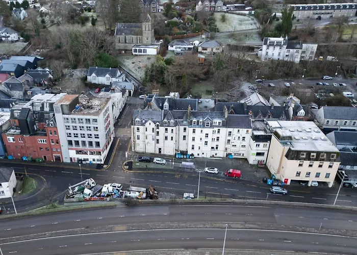 Prime Location Rooms In High Street