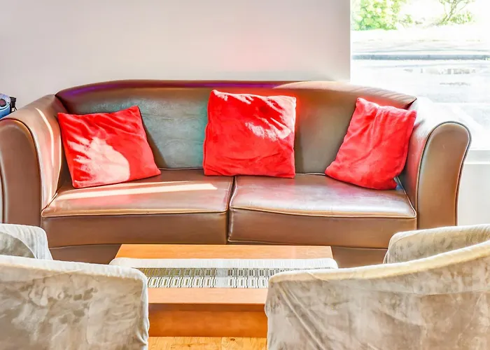 The Hotel Rafiya, Ρέντιτς, Ηνωμένο Βασίλειο